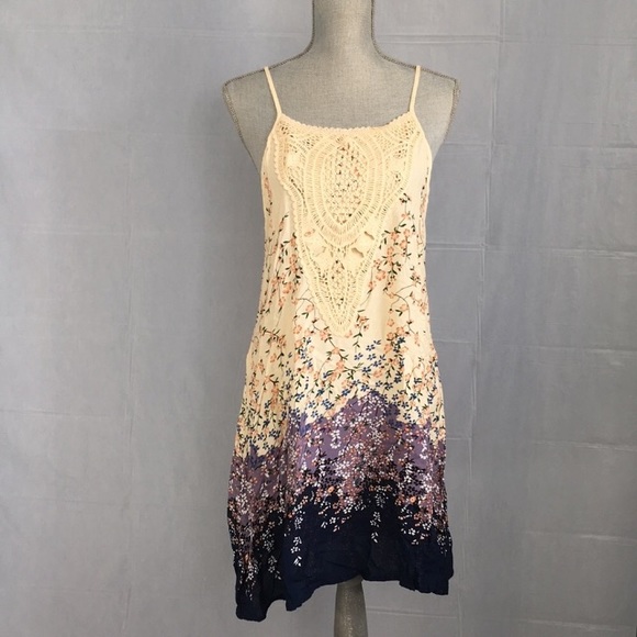 Dresses & Skirts - Last 1! Floral mini dress w crocheted detail small